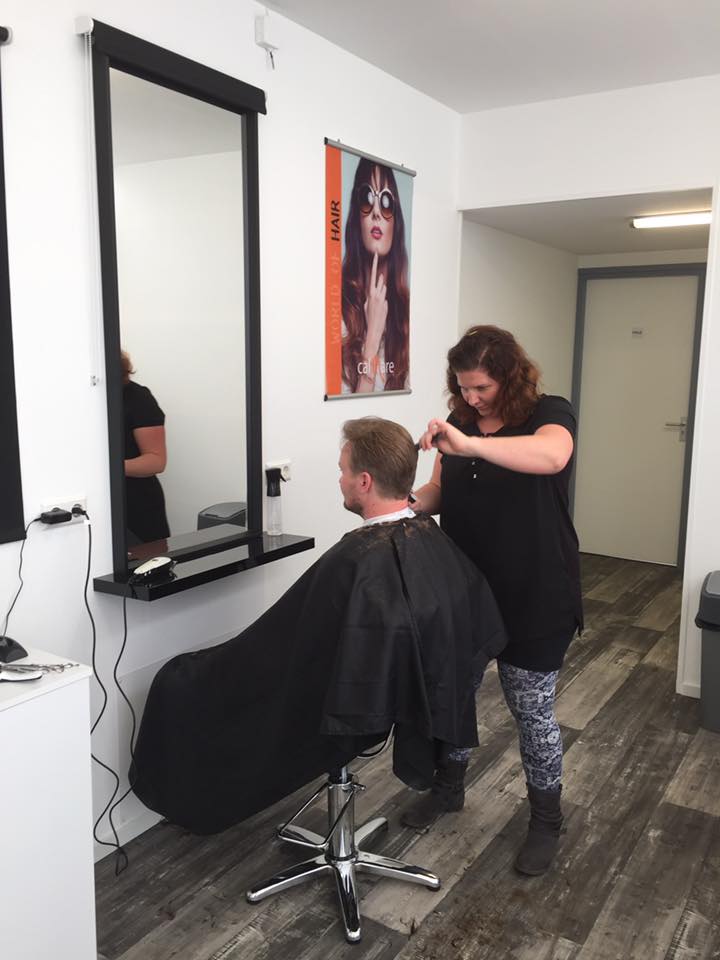 Wendy aan het werk in de salon